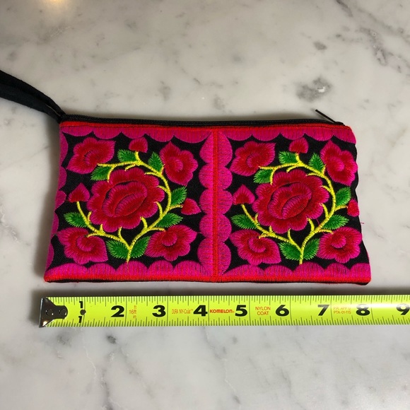 Embroidered Floral Wristlet 🌺 - Picture 3 of 5